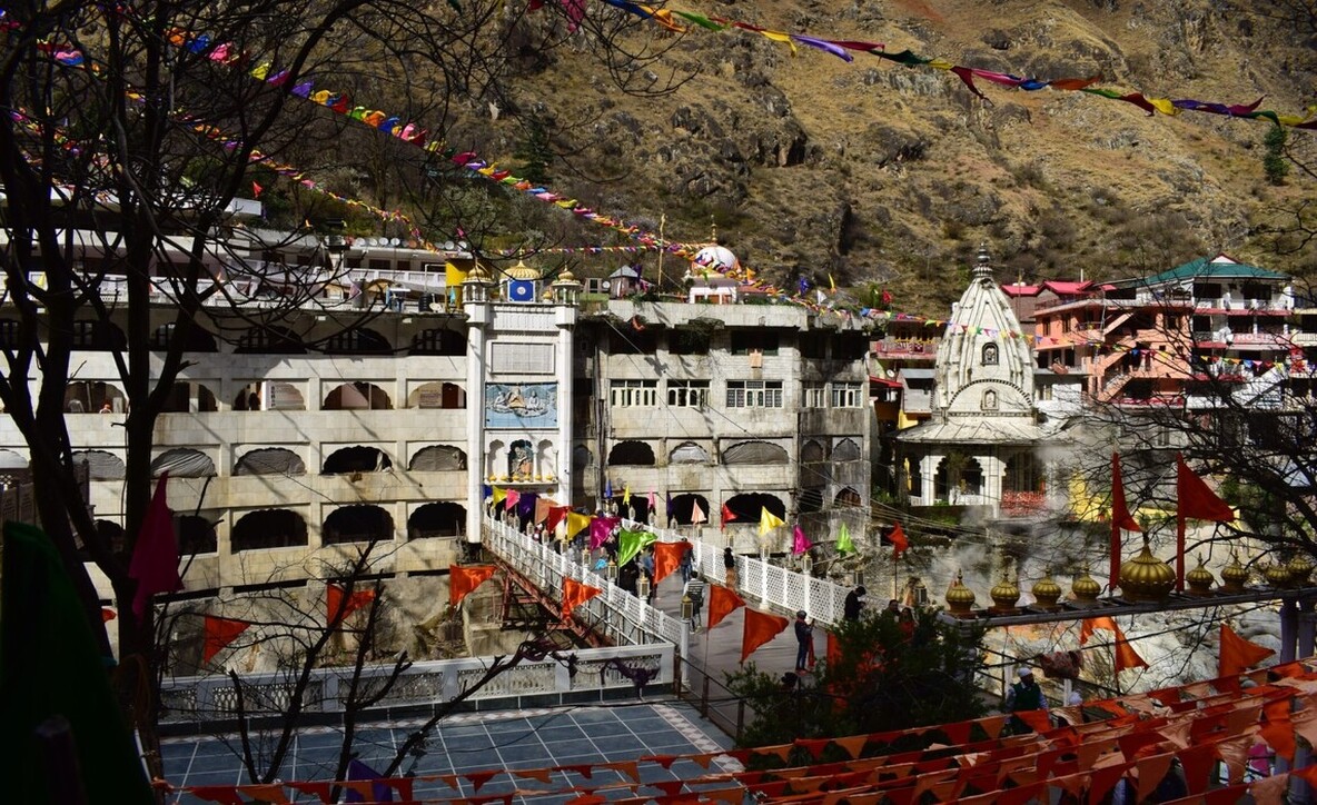 Manikaran is one of the top places in Himachal tour packages from Kolkata